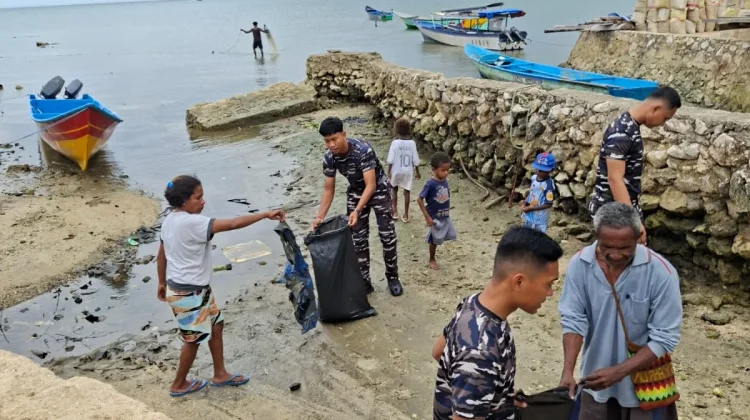 jelang HUT ke-81 TNI AL, Lanal Kaimana Bersihkan Pantai