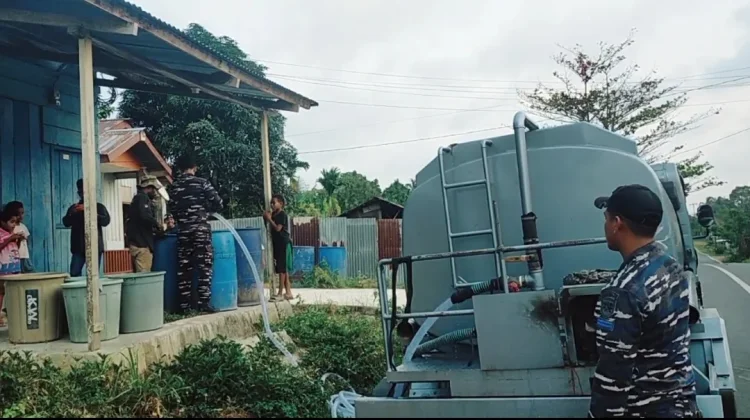 Warga Trikora Apresiasi Respons Cepat Lanal Kaimana Atasi Krisis Air
