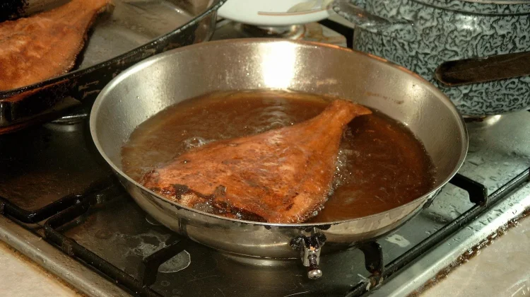Inilah Penyebab Minyak Goreng Cepat Hitam setelah di Gunakan