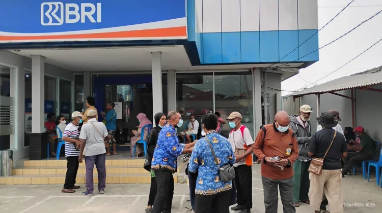 Lindungi Warga dari Kabut Asap, BPBD Kaimana Bagikan 4.300 Masker