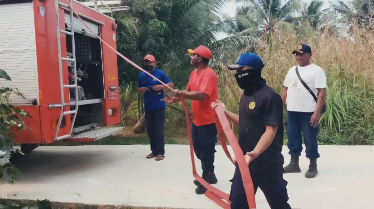 Damkar Kaimana Siaga 24 Jam Salurkan Air Bersih ke Warga Terdampak Kekeringan