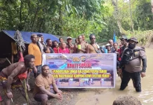 Polisi Bersama Warga Kaimana Gelar Aksi Bersih Sungai