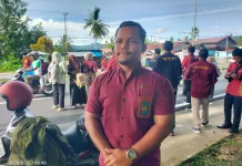 Pengadilan Negeri Kaimana Bagikan Takjil Ramadan Kepada Warga
