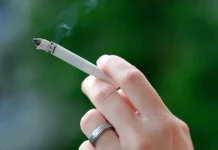 Apa Saja Bahaya Buka Puasa Langsung Merokok