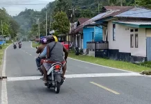 Dishub Kaimana Pasang Rumble Strips di Ruas Jalan Kaki Air Kecil