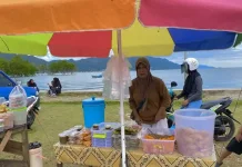 Talud Air Merah Kaimana Menjadi Pusat Penjualan Takjil