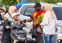 Wabup Kaimana Berbagi Takjil Perkuat Kebersamaan Ramadhan