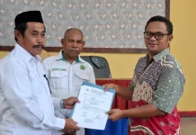 Kemenag Kaimana Serahkan Dua SK Persetujuan Bangunan Gedung