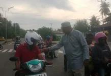 DPRK Kaimana Berbagi Takjil Ramadhan kepada Warga