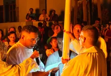 Perarakan Lilin Vigili Paskah di Gereja Santa Monika Kaimana Berlangsung Khidmat