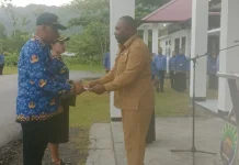 Wakil Bupati Kaimana Serahkan SK Secara Simbolis kepada 243 ASN