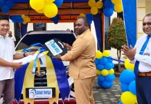 Dokter Hendry Suta Raih Mobil Undian Bank Papua Kaimana