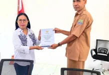 Kesbangpol Kaimana Serahkan LHP BPK Kepada Delapan Partai