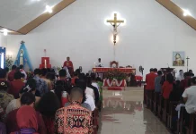 Misa Hari Pentakosta di Gereja Santa Monika Kaimana Penuh Nuansa Budaya