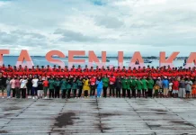 Yonif 864 dan Distrik Kaimana Bersihkan Kawasan Wisata Kuliner dan Senam Bersama
