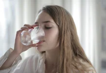 Minum Air Putih Terlalu Banyak, ternyata juga Berisiko
