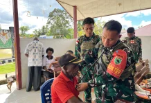 Satgas Yonif 764/IB Berikan Layanan Kesehatan dan Bagikan Makanan kepada Warga Per