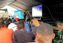 Yonif TP 864/Nane Nambae Gelar Nobar Piala Dunia Bersama Warga Kaimana