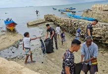 jelang HUT ke-81 TNI AL, Lanal Kaimana Bersihkan Pantai