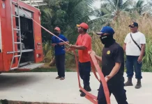 Damkar Kaimana Siaga 24 Jam Salurkan Air Bersih ke Warga Terdampak Kekeringan