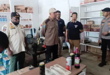 Ratusan Miras dan 30 Liter Sopi Diamankan dalam Razia gabungan Satpol PP
