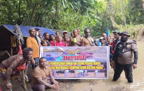 Polisi Bersama Warga Kaimana Gelar Aksi Bersih Sungai