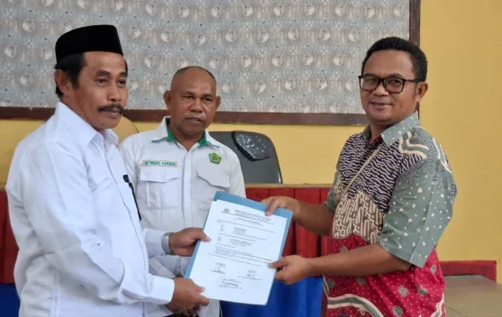 Kemenag Kaimana Serahkan Dua SK Persetujuan Bangunan Gedung