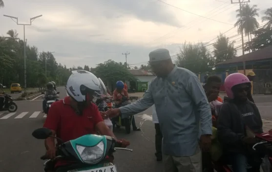 DPRK Kaimana Berbagi Takjil Ramadhan kepada Warga