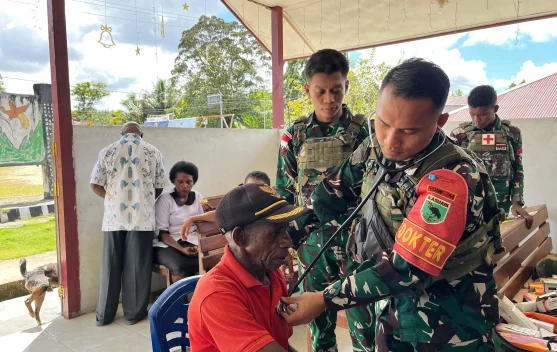 Satgas Yonif 764/IB Berikan Layanan Kesehatan dan Bagikan Makanan kepada Warga Per