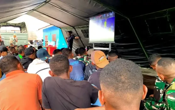 Yonif TP 864/Nane Nambae Gelar Nobar Piala Dunia Bersama Warga Kaimana