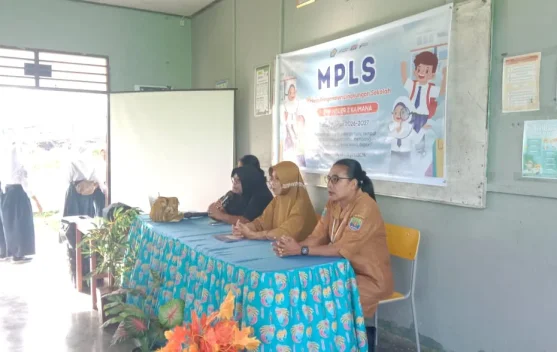 Kepala SMP Negeri 2 Kaimana Tekankan Disiplin dan Etika Siswa