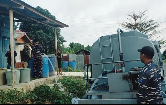 Warga Trikora Apresiasi Respons Cepat Lanal Kaimana Atasi Krisis Air
