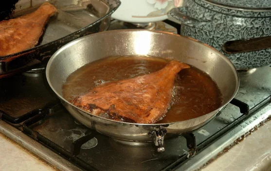 Inilah Penyebab Minyak Goreng Cepat Hitam setelah di Gunakan