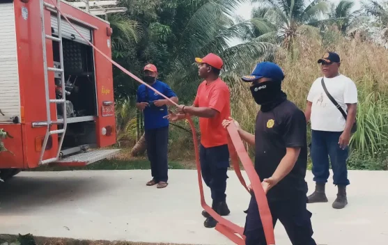 Damkar Kaimana Siaga 24 Jam Salurkan Air Bersih ke Warga Terdampak Kekeringan