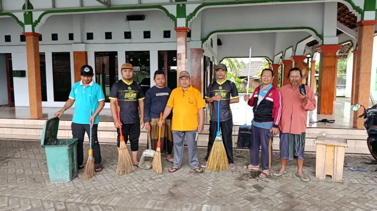 Sambut Ramadan, Warga Jombang Lakukan Aksi “GEBERMASJID”