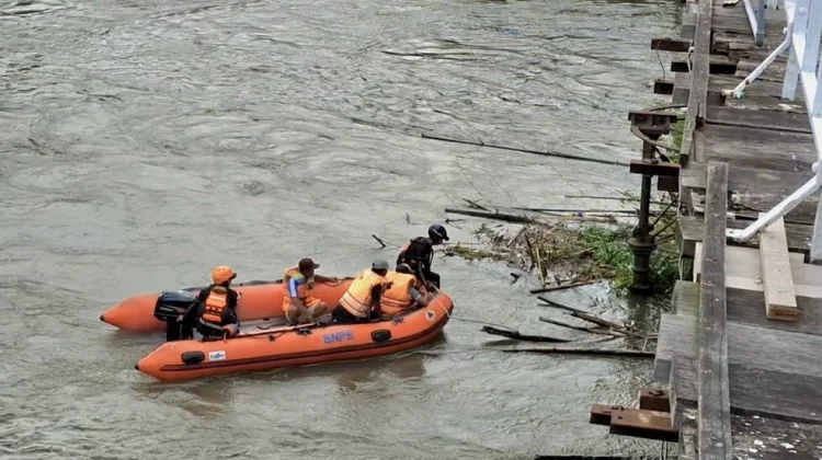 Tim Gabungan Lakukan Bersih-bersih di Jembatan Brantas Lama