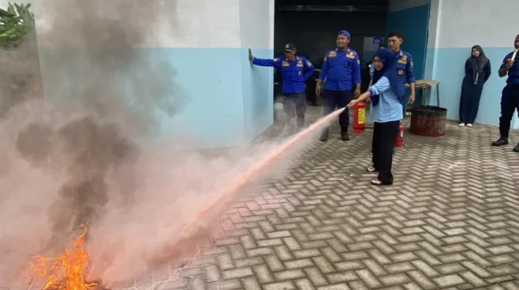 Karyawan SPPG Antusias Ikuti Pelatihan Penanggulangan Kebakaran