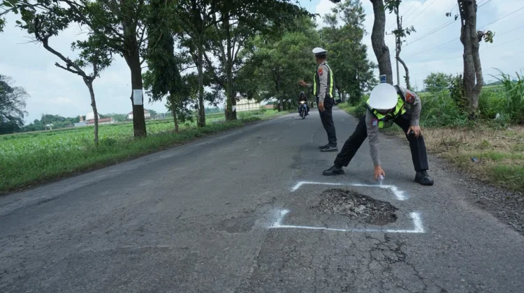 Persiapan Arus Mudik, Petugas Patroli Jalan Rusak di Kediri