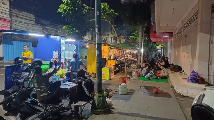 Jalan Dhoho Ramai Warga Sahur on the Road