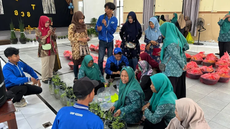 Warga Manisrenggo Diajak Kelola Sampah dengan Sistem Aquaponik Galon Bekas