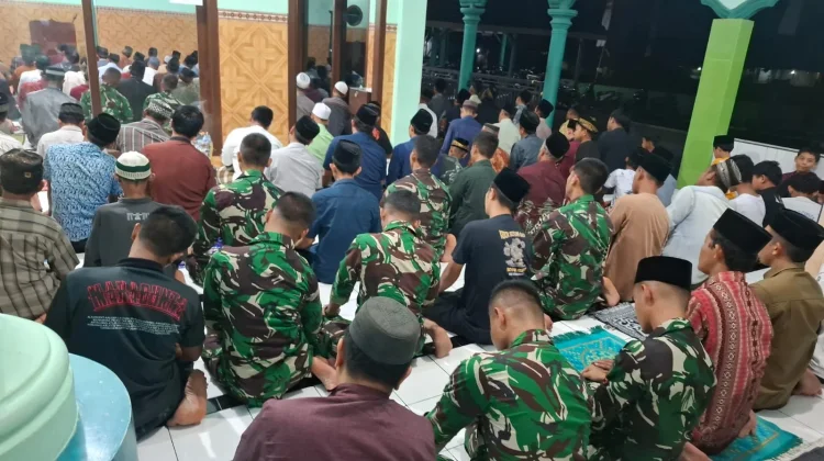 Momentum Kebersamaan TNI dan Warga Beribadah pada Bulan Ramadan