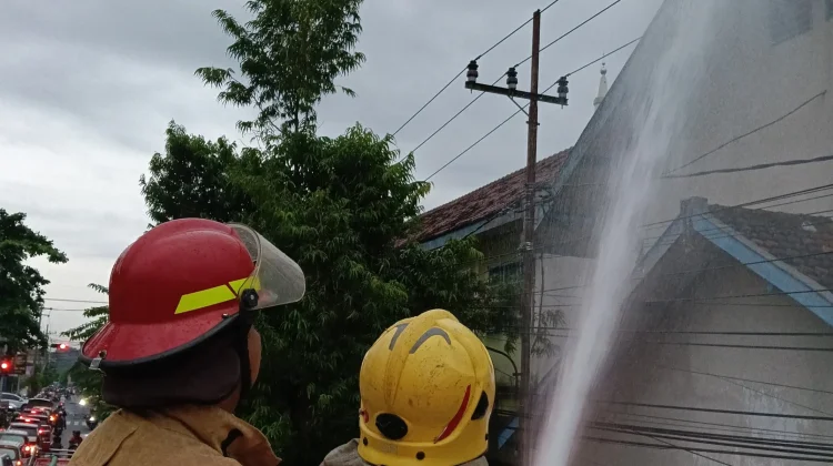Gedung SMPN 2 Pare Terbakar, Dua Mobil Damkar Diterjunkan