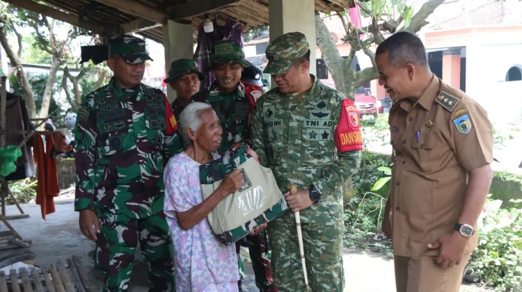 Dansatgas TMMD ke-127 Beri Bantuan Sembako untuk Warga
