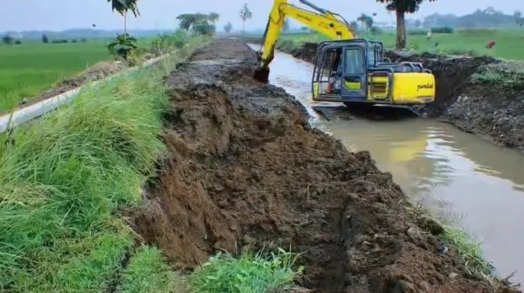 Mitigasi Banjir, Pemkab Jombang Intensifkan Normalisasi Saluran Irigasi
