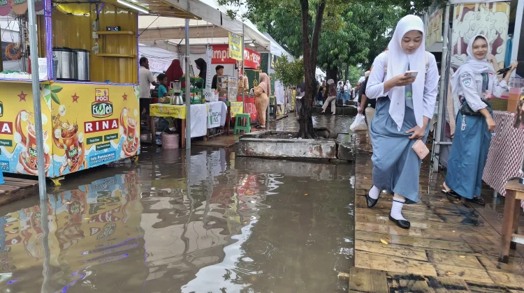 Ngabuburit, Pengunjung Keluhkan Genangan Air di Bazaar Takjil Masjid An-Nuur