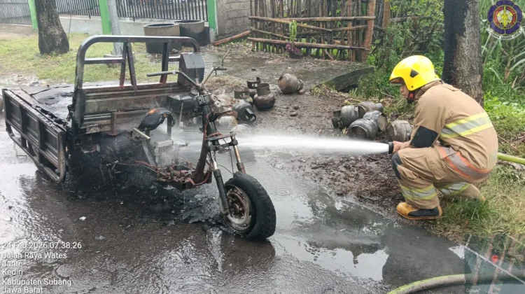 Motor Roda Tiga Angkut 45 Elpiji Hangus Terbakar