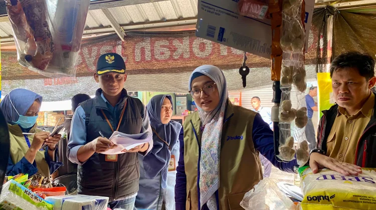 Sidak Pasar, Bulog Kediri Pastikan Harga Pangan Stabil