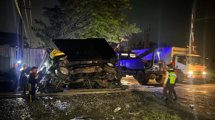 Kecelakaan Truk, Palang Perlintasan KA di Saradan-Bagor Rusak