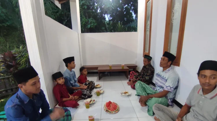 Nurul Hayat Berbagi Takjil untuk Warga di Lereng Gunung Wilis