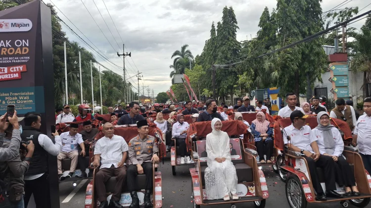 Tingkatkan Kesejahteraan Warga, Wali Kota Kediri Salurkan 200 Becak Listrik